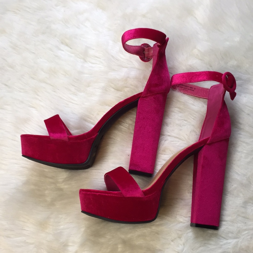 Bamboo fuchsia velvet heels SZ 10 like new!